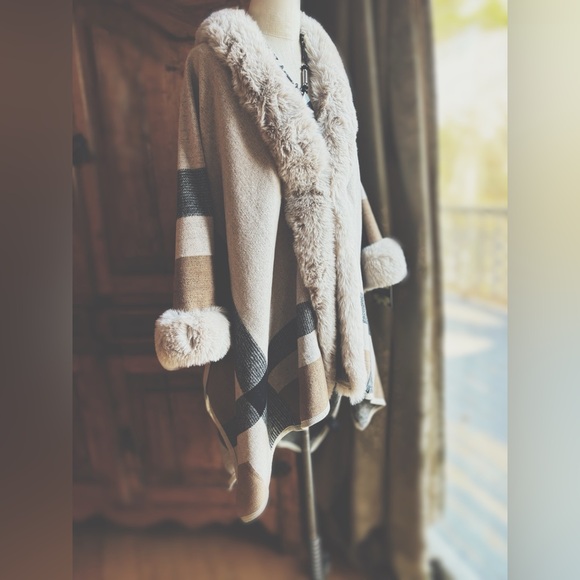 Luxe Faux Fur Trim Plaid Poncho Cape Neutral XL NWT Boutique - Picture 8 of 8